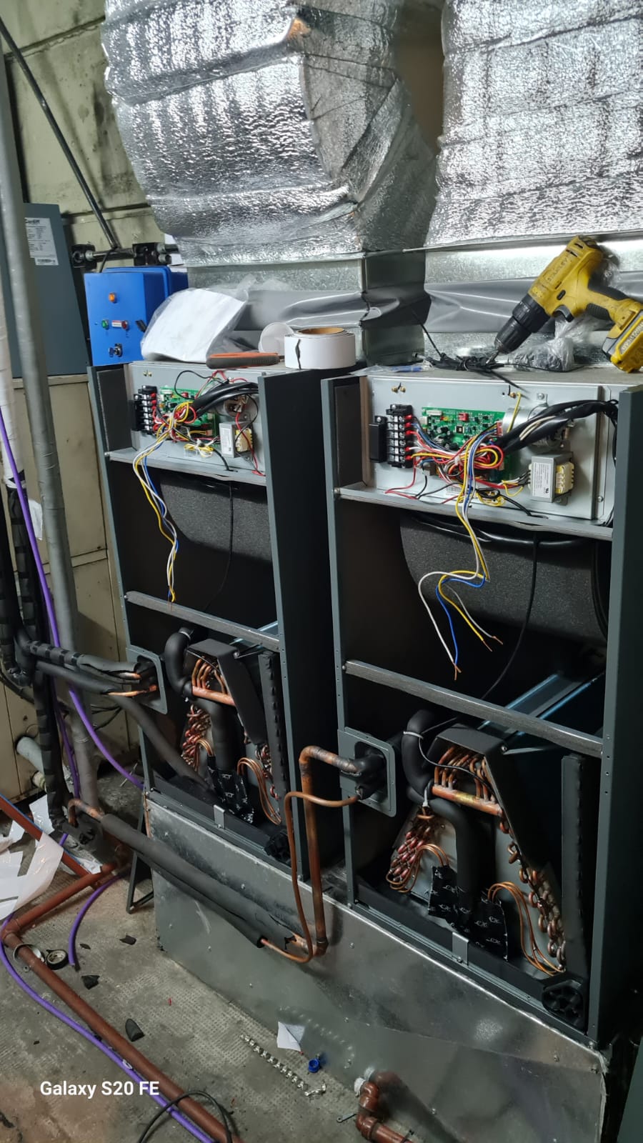 Interior de equipos de climatizacion de precision durante su instalacion