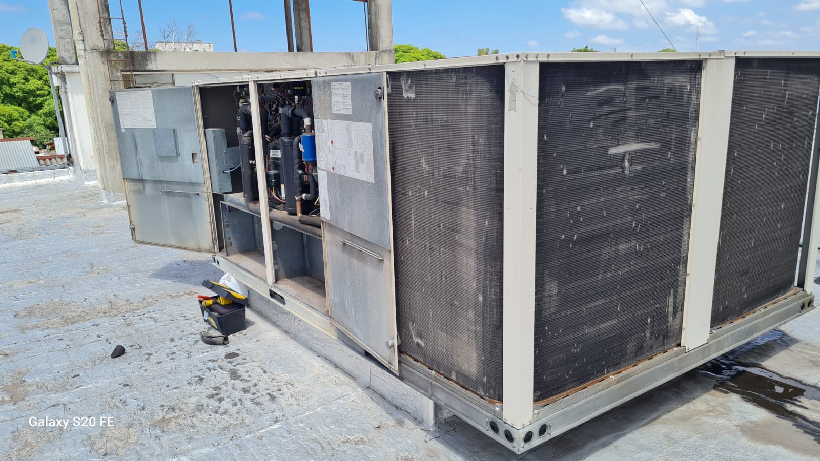 Equipo rooftop comercial durante tareas de mantenimiento