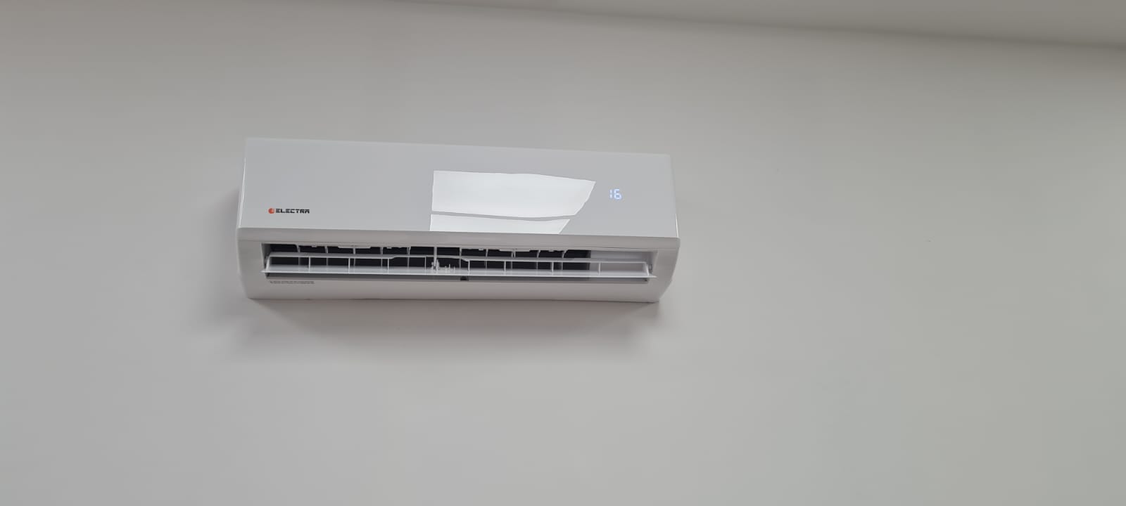Equipo split instalado en un ambiente domiciliario